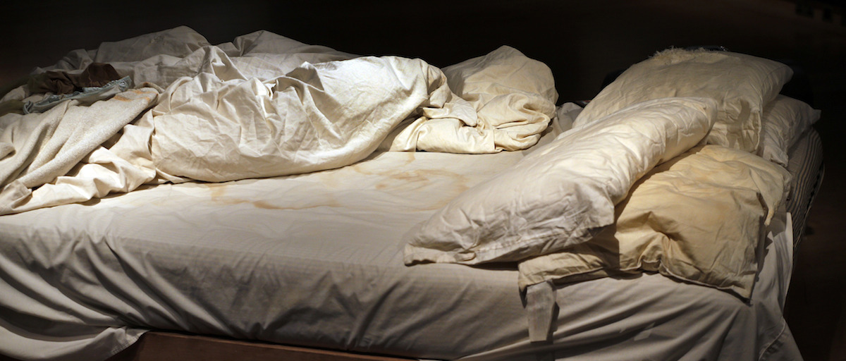 Спать на кровати после умершего. Смятая кровать. Незаправленная кровать.