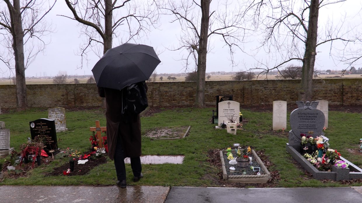 PW at UJ's grave (SAhona Illingworth)