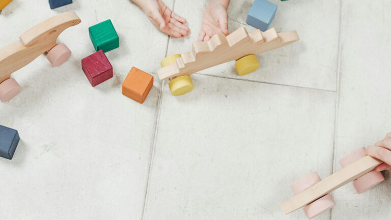 “Daddy is Sleeping.” On Motherhood, Fatherhood and the Delicate Balance of Parental Labor