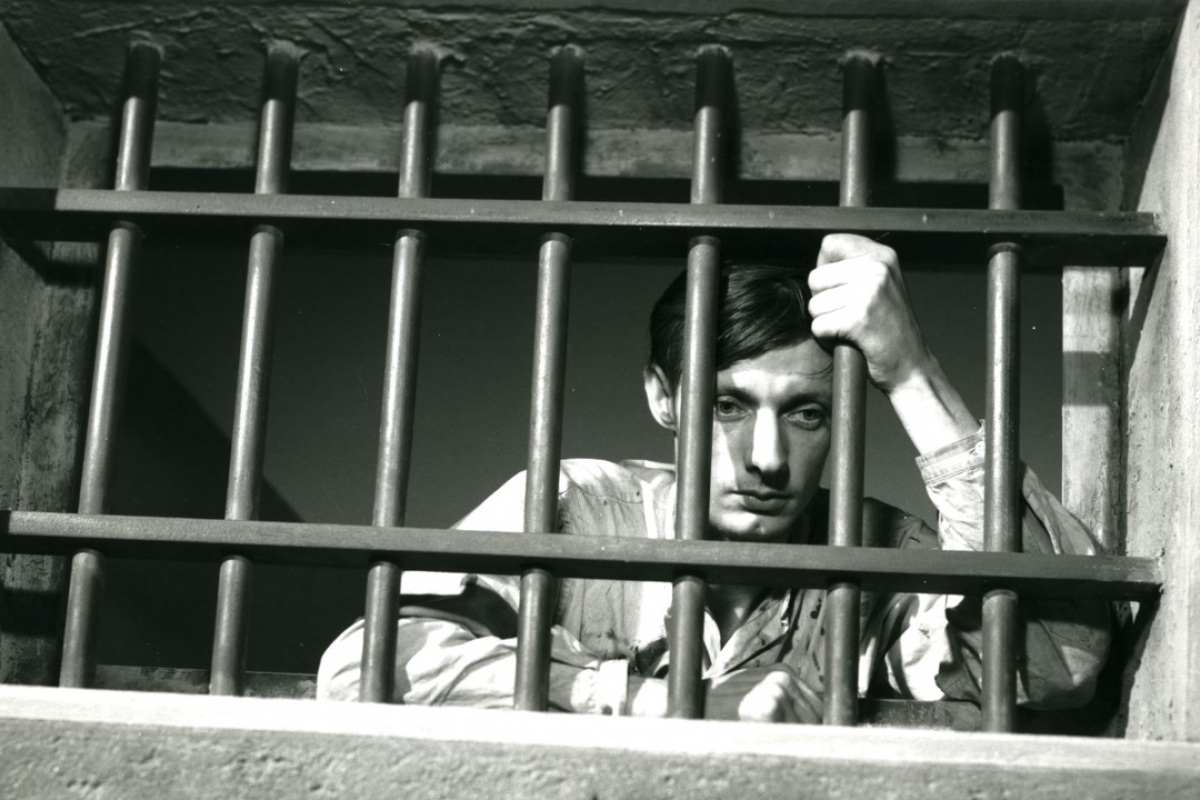 A prisoner escapes from prison. Escape the criminal. Prison cell